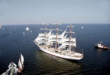 Sails up, Dar Mlodziezy