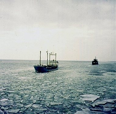 Bateaux sur la mer congele