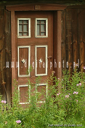 De deur van oude hut