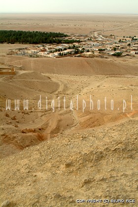 Chebika oaza grska - widok w strone Sahary