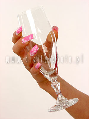 Main avec le verre à vin