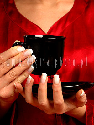 La taza en las manos de la mujer
