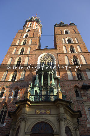 Mariacki Kerk. De straat de Kerk van Mary in Krakow, Polen