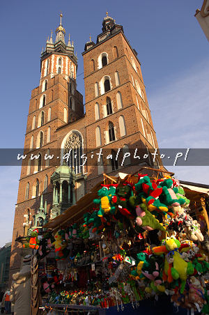 Duas torres da igreja do St. Mary em Cracow, Polnia.
