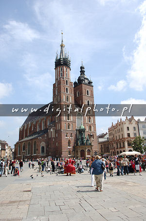 Kyrka fr St. Marys i Cracow. Mariacki kyrka. Det huvudsakligt marknadsfr kvadrerar i Krakow. Polen