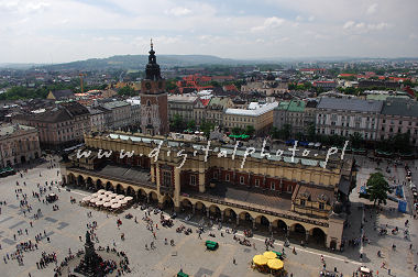 Foto av Cracow i Polen. Torkduken Hall (Sukiennice) på det huvudsakligt marknadsfr kvadrerar