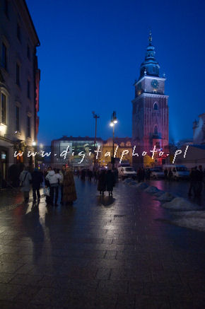 Crocow, la place principale du march la tour de Hall en photos de nuit de Cracovie