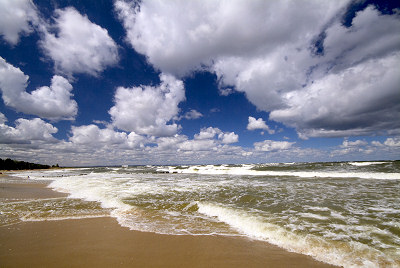 Plage, nuages et des vagues - Mer Baltique
