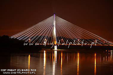 Bygger bro over i Warsaw ved natt