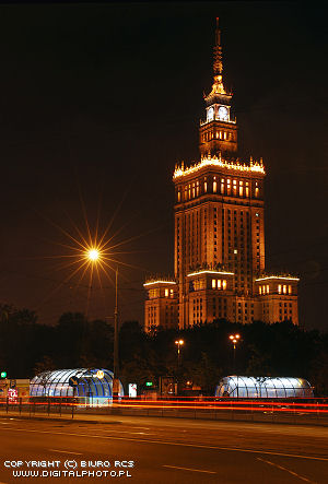 Palcio da cultura e da ciência em Varsvia pela noite