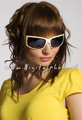 Modèle femelle, lunettes de soleil