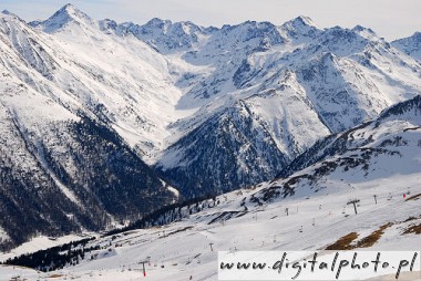 Wycigi narciarskie i panorama Alp