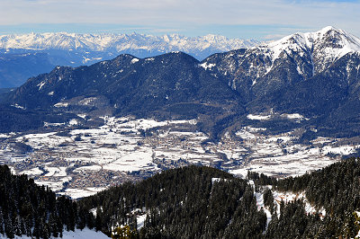 Alpejska dolina, zima w Dolomitach