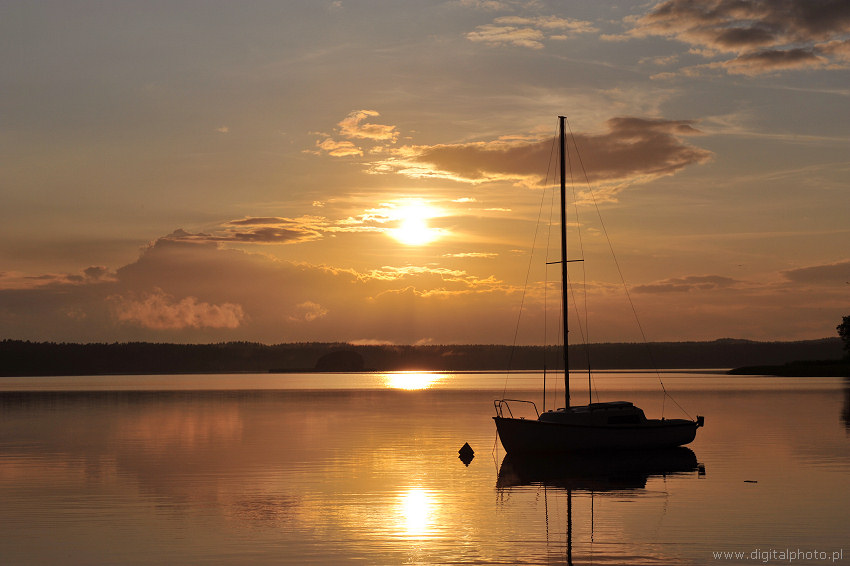 Solnedgang billeder - sø og sejlbåd