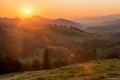 Paisajes Pieniny, las montañas y la puesta del sol