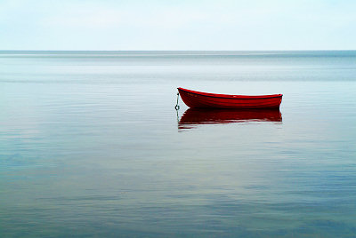Rød båt, sjø